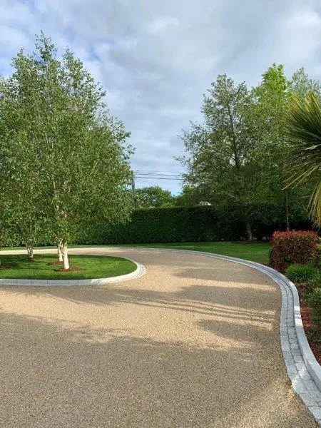 gravel-driveway-stone-circular-trees-middle